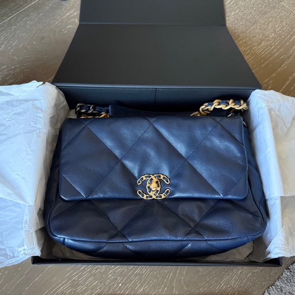 Chanel 19 Large Lambskin Flapbag in Bleu Marine - Picture 2 of 13